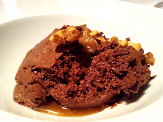 Mousse de chocolate belga, caramelo e sal negro
